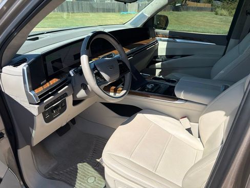 Used 2025 Cadillac Escalade Sport Platinum w/ LPO, Floor Liner Package AWD/4WD image 9