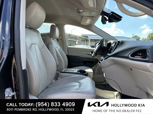 Used 2021 Chrysler Pacifica Touring-L FWD image 25