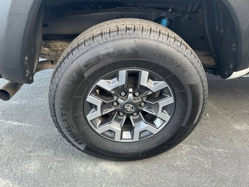 Certified 2022 Toyota Tacoma TRD Off-Road w/ Technology Package AWD/4WD image 4
