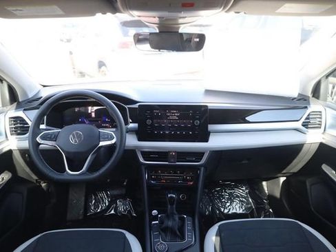 New 2026 Volkswagen Taos SE image 6