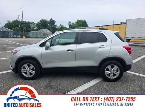 Used 2019 Chevrolet Trax LT w/ LT Convenience Package FWD image 2
