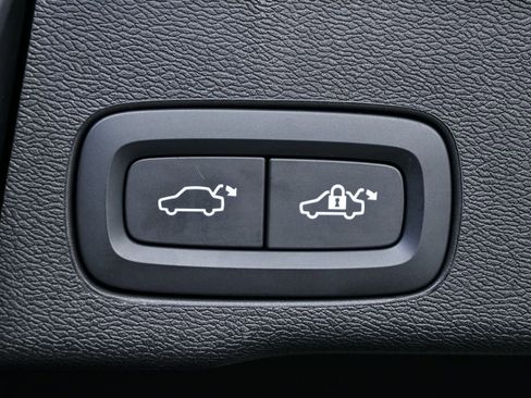 Certified 2024 Volvo XC60 B5 Plus w/ Protection Package Premier image 31