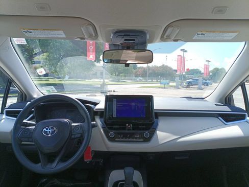 Used 2025 Toyota Corolla LE FWD image 30