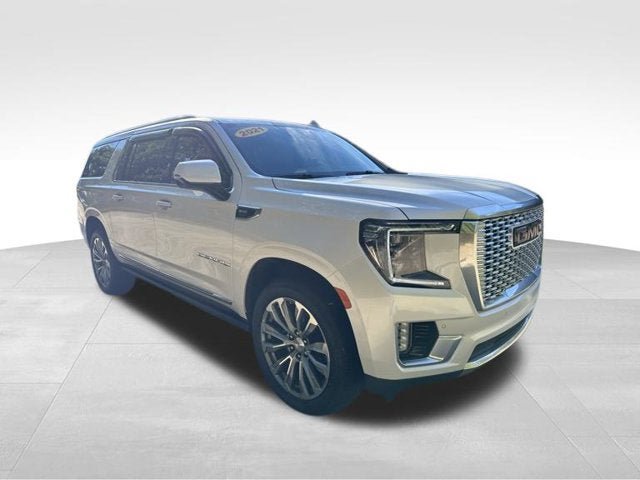 Used 2021 GMC Yukon XL Denali w/ Denali Premium Package AWD/4WD image 3