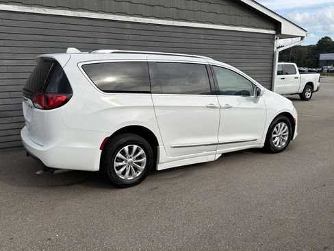 Used 2018 Chrysler Pacifica Touring-L FWD image 10