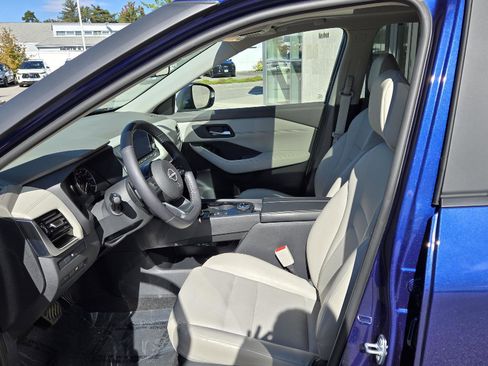 Used 2023 Nissan Rogue SV w/ SV Premium Package image 4