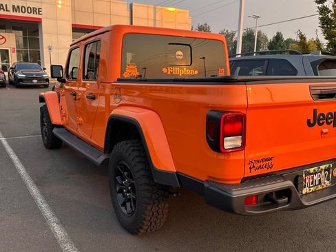 Used 2025 Jeep Gladiator Sport AWD/4WD image 6