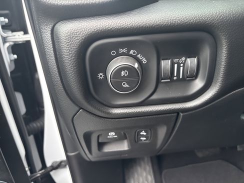 Used 2025 RAM 1500 Laramie image 12