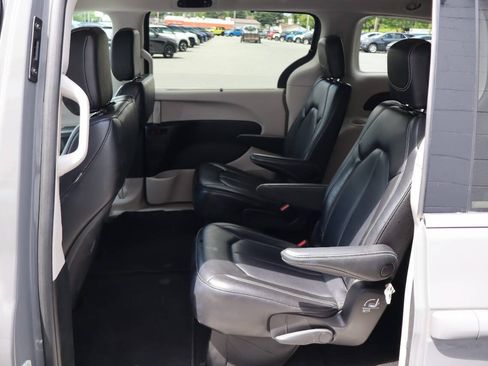 Used 2023 Chrysler Pacifica Touring-L FWD image 5