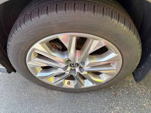 Used 2021 Toyota Highlander Limited image 12