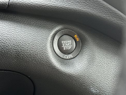 Used 2019 Jeep Cherokee Latitude Plus w/ Comfort/Convenience Group image 21