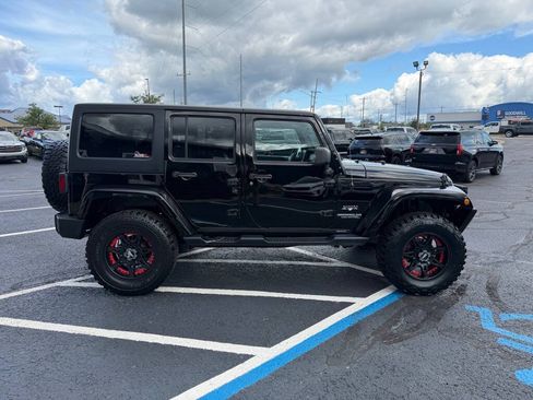 Used 2017 Jeep Wrangler Unlimited Sahara AWD/4WD image 6