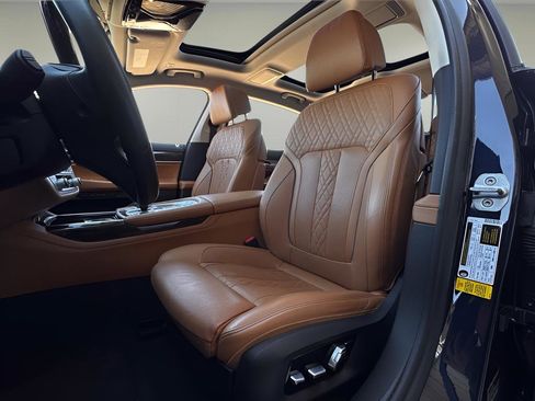 Used 2020 BMW 740i w/ Premium Package image 10