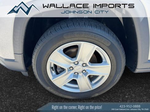 Used 2022 Jeep Compass Latitude w/ Sun and Sound Group AWD/4WD image 9