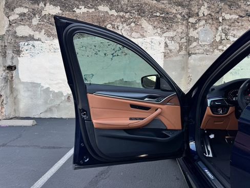 Used 2021 BMW M550i xDrive w/ Premium Package image 32