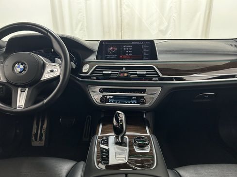 Used 2022 BMW 750i xDrive w/ Executive Package image 9