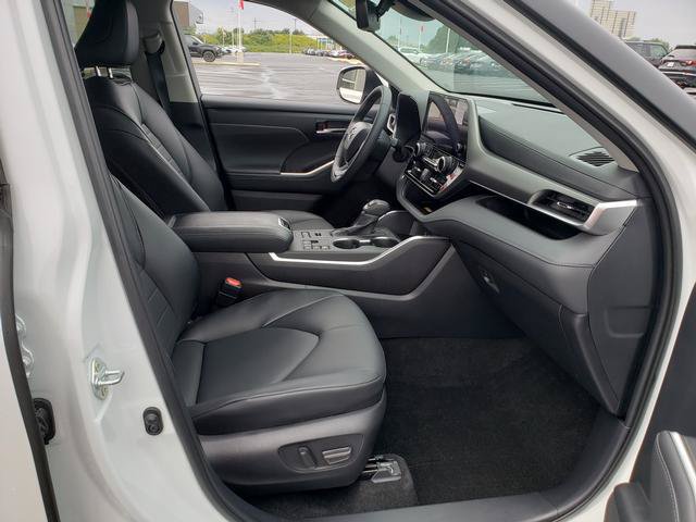 Used 2024 Toyota Highlander XLE AWD/4WD image 19