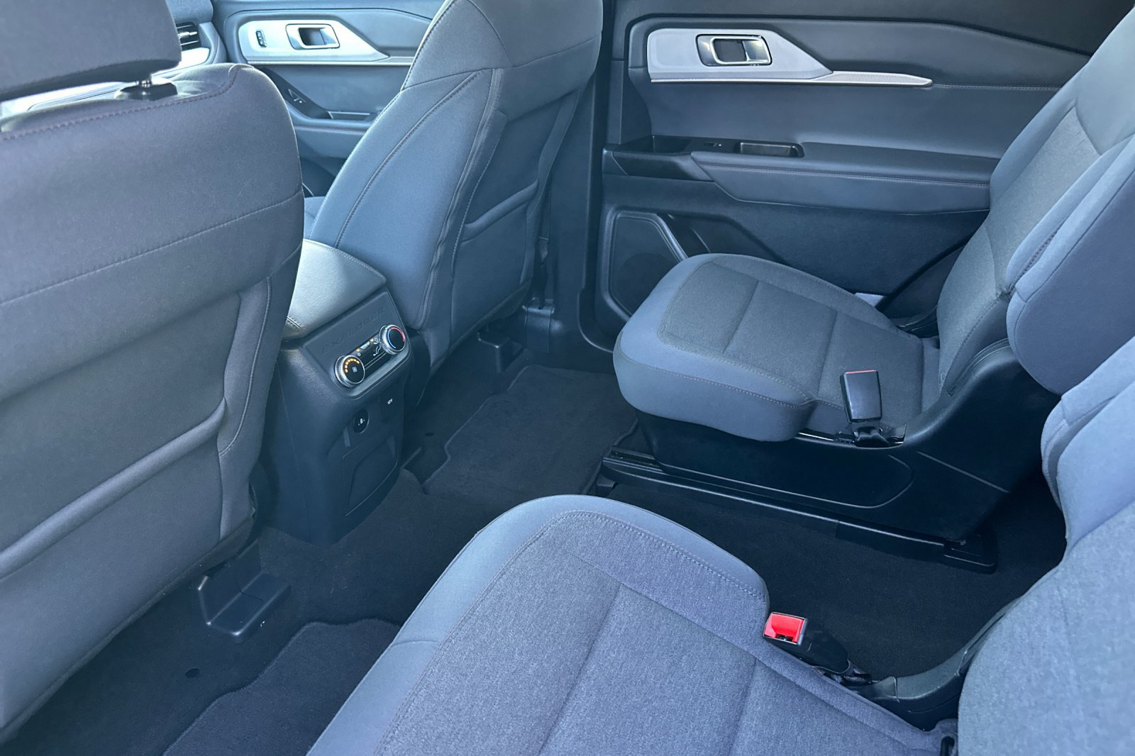 Used 2025 Ford Explorer Active AWD/4WD image 12