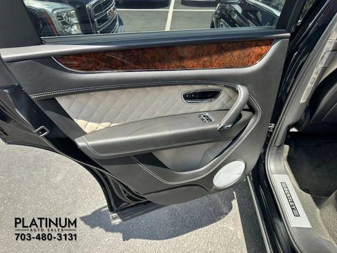 Used 2017 Bentley Bentayga AWD/4WD image 20