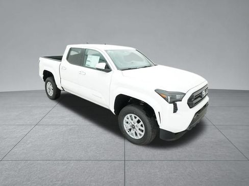 Used 2024 Toyota Tacoma SR5 AWD/4WD image 16