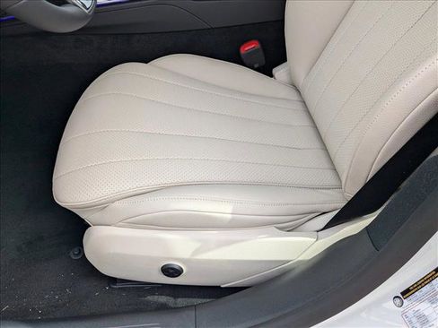 Used 2025 Mercedes-Benz E 350 4MATIC Sedan image 4