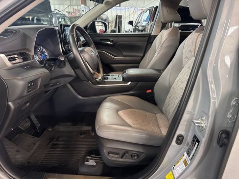 Used 2022 Toyota Highlander Bronze Edition AWD/4WD image 13