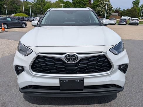 Used 2022 Toyota Highlander XLE AWD/4WD image 9