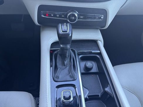 Used 2020 Volvo XC90 T6 Momentum w/ Protection Package Premier image 13