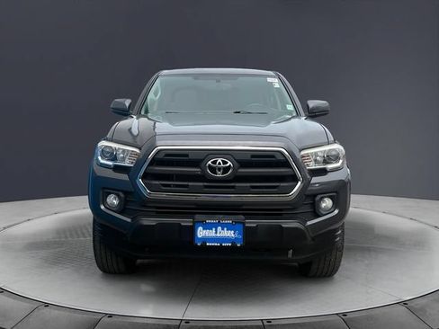 Used 2017 Toyota Tacoma SR5 w/ Tow Package AWD/4WD image 8