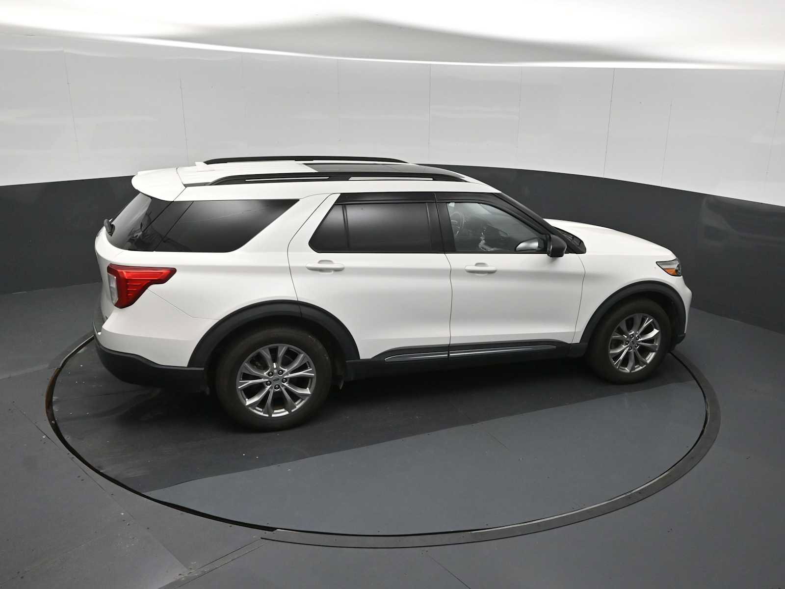 Used 2020 Ford Explorer XLT w/ Equipment Group 202A AWD/4WD image 24