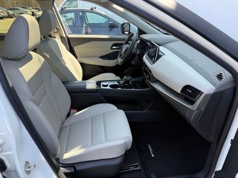 Used 2024 Nissan Rogue SV w/ SV Premium Package image 29
