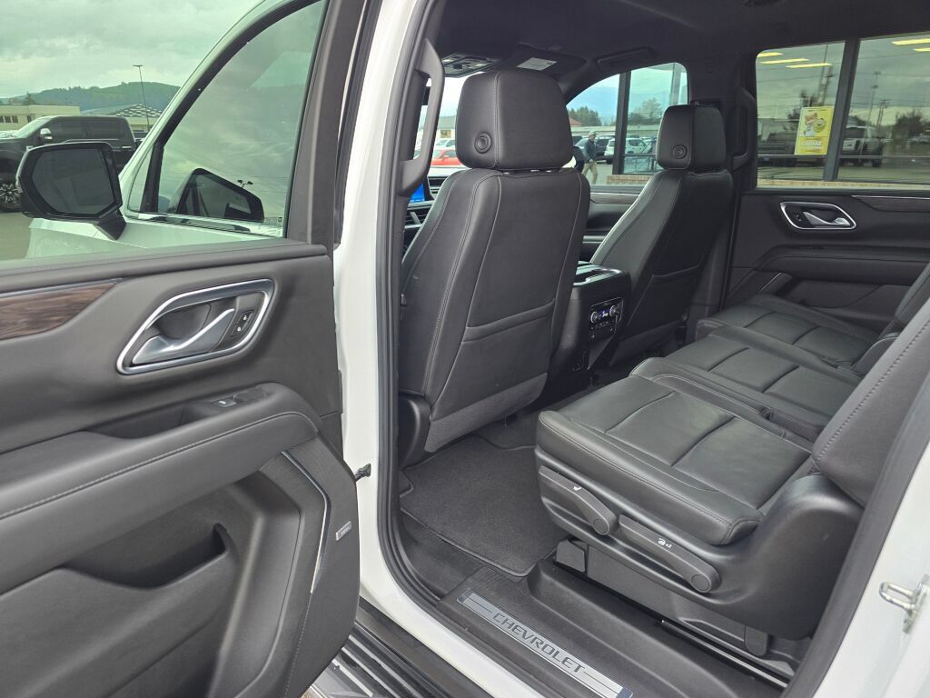 Used 2022 Chevrolet Suburban LT w/ Luxury Package AWD/4WD image 17
