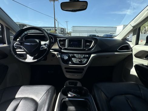 Used 2019 Chrysler Pacifica Touring-L image 21