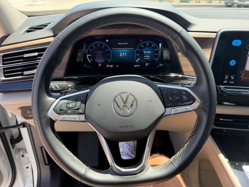 Used 2024 Volkswagen Atlas SE w/ Panoramic Sunroof Package FWD image 19