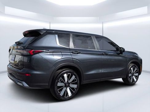 Used 2025 Mitsubishi Outlander SE FWD image 3
