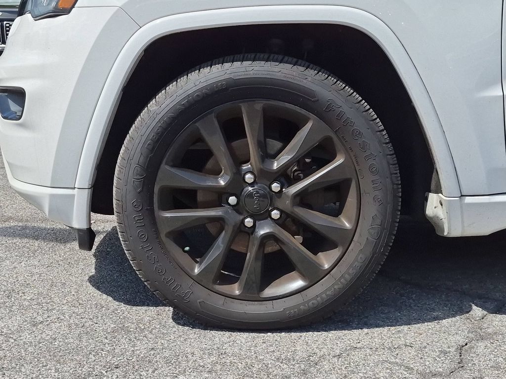 Used 2018 Jeep Grand Cherokee Altitude AWD/4WD image 28