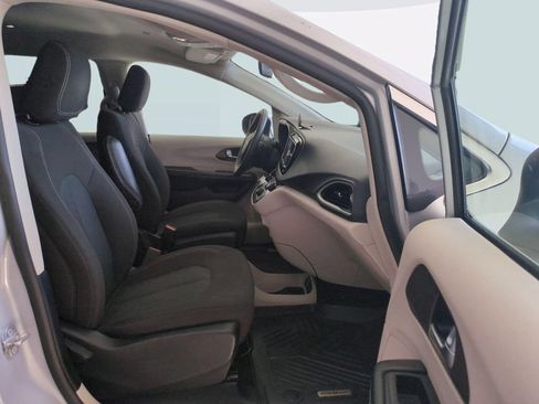 Used 2022 Chrysler Voyager LX FWD image 27