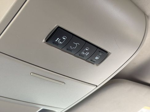 Used 2016 Chrysler Town & Country Touring-L w/ Driver Convenience Group FWD image 19
