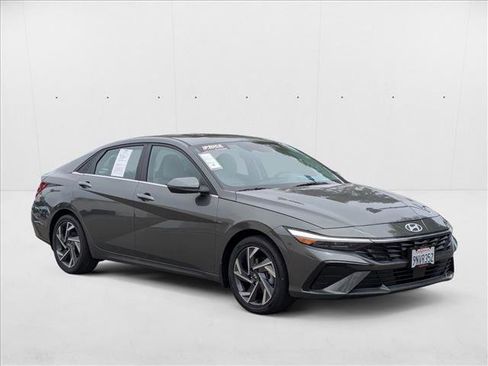 Used 2024 Hyundai Elantra Limited image 3