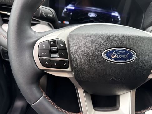 Used 2025 Ford Explorer Active AWD/4WD image 27