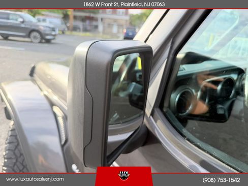Used 2018 Jeep Wrangler Unlimited Sahara AWD/4WD image 11