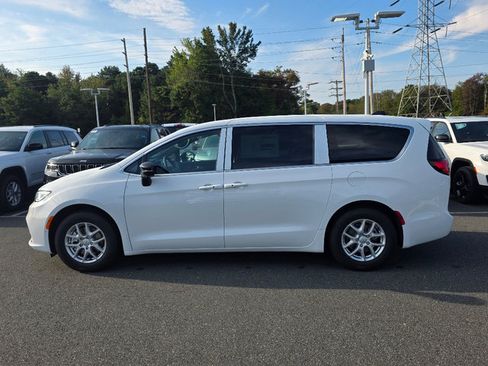 New 2026 Chrysler Pacifica Select image 9