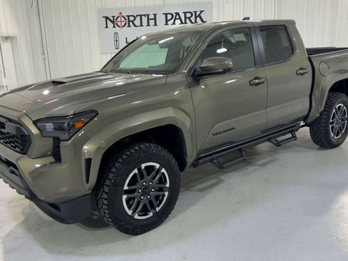 Used 2025 Toyota Tacoma TRD Sport AWD/4WD image 5