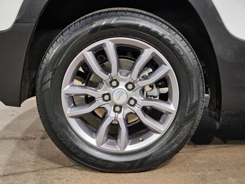 Used 2024 GMC Terrain SLT image 17