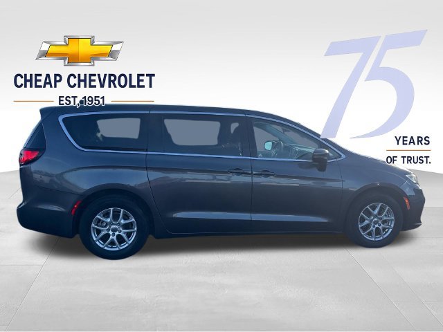 Used 2023 Chrysler Pacifica Touring-L FWD image 6