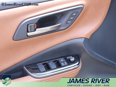 Used 2025 Toyota Crown Signia AWD/4WD image 21