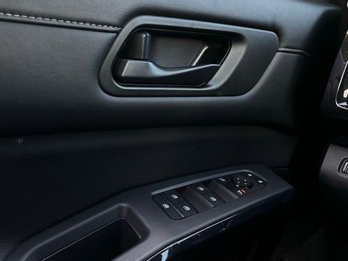 Used 2024 Nissan Pathfinder SV image 23