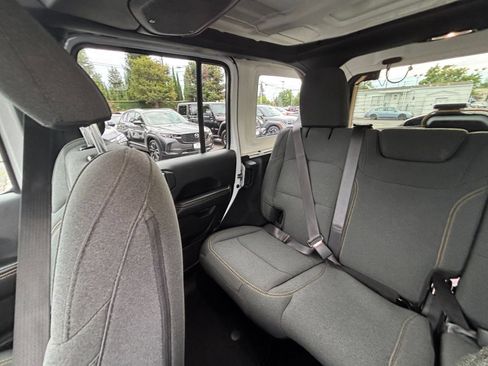 Used 2025 Jeep Wrangler Unlimited Sahara AWD/4WD image 39