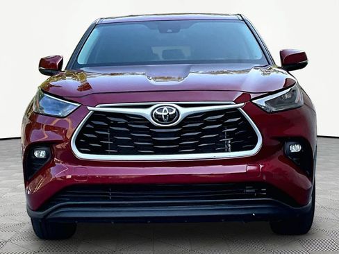 Certified 2025 Toyota Highlander LE FWD image 4