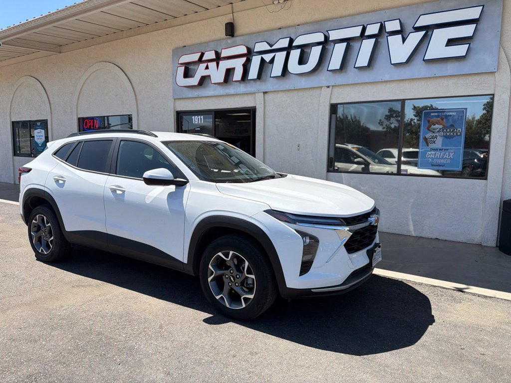 Used 2025 Chevrolet Trax LT FWD image 1